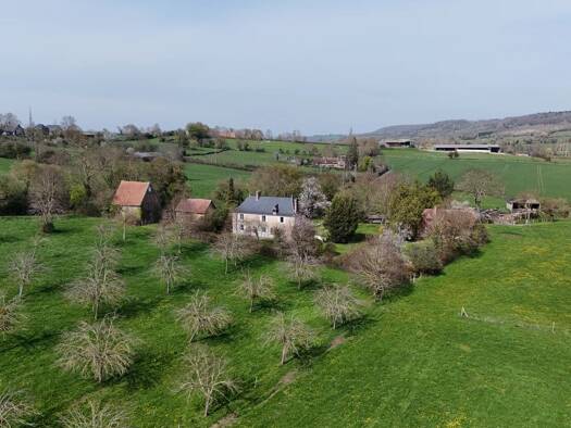 Maison à vendre - de 1.1M € 10 pièces 3 chambres 122,8 m² 3 000 m² de terrain Saint-Pierre-en-Auge 14170