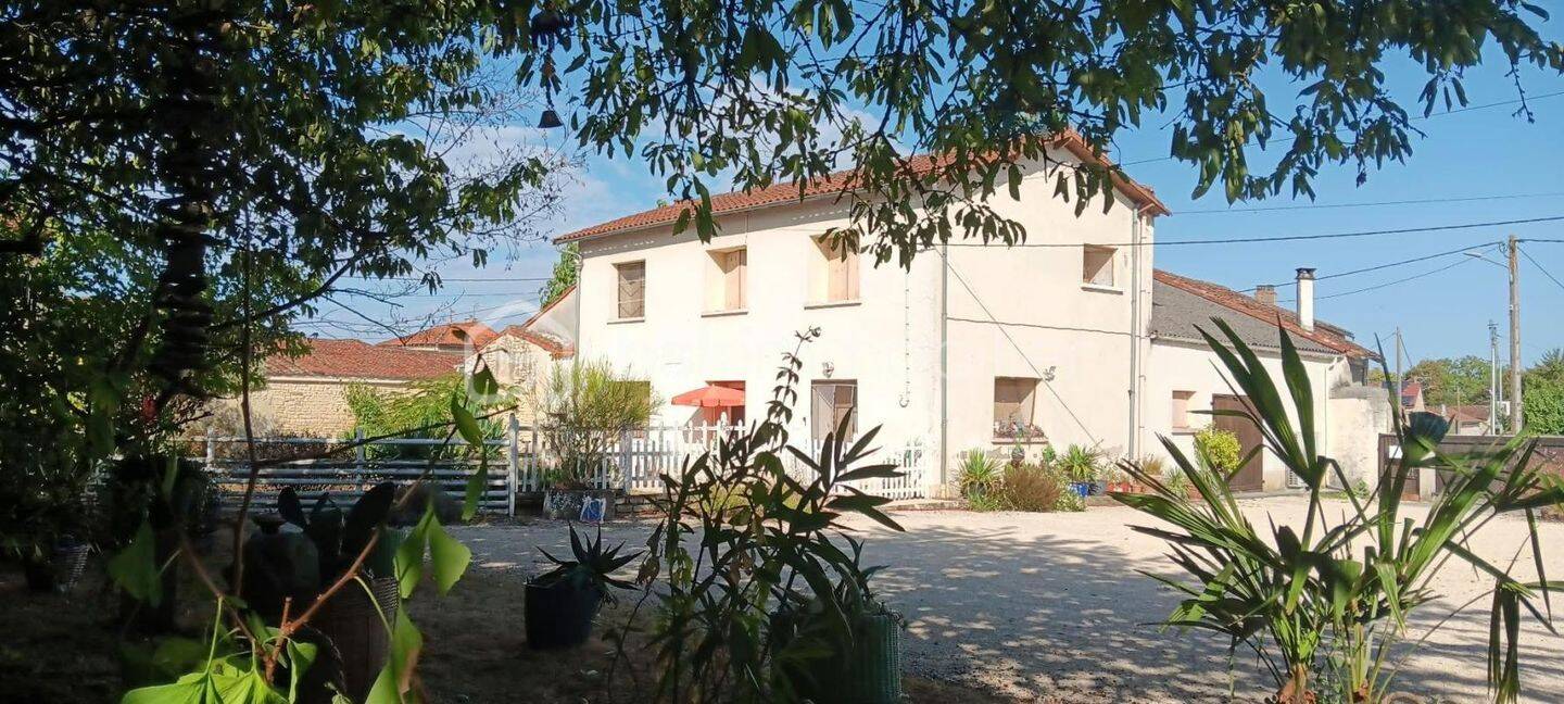 Maison 6 pièces 128 m² · à Loubillé · 128 m² · 158 000 €