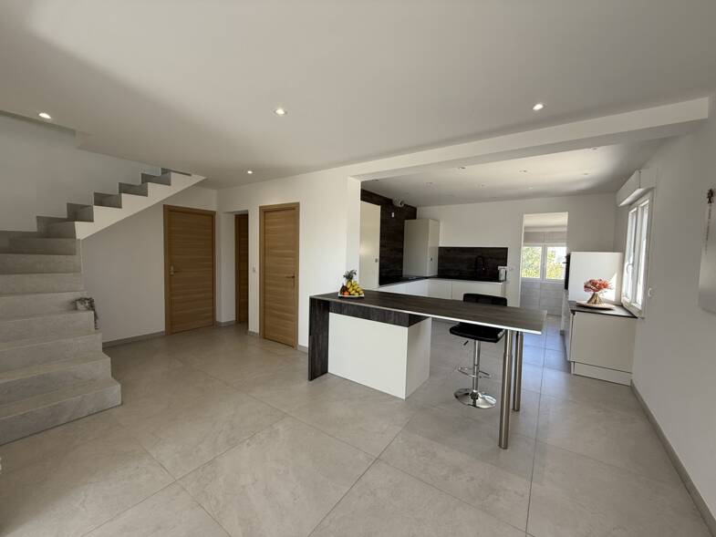 Appartement à louer 2 100 € 5 pièces 4 chambres 112 m² 1er étage Marseille 13ème 13013