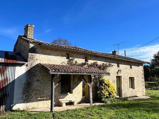 Maison à vendre 79 900 € 3 pièces 2 chambres 114 m² 1 431 m² de terrain Lezay 79120