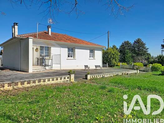 Maison de plain-pied à vendre 248 000 € 6 pièces 3 chambres 148 m² 4 700 m² de terrain Rural Auch 32000