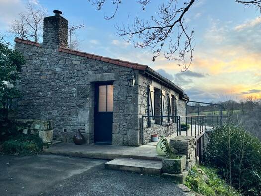 Maison à vendre 385 000 € 6 pièces 2 chambres 130 m² 6 443 m² de terrain Mallièvre 85590