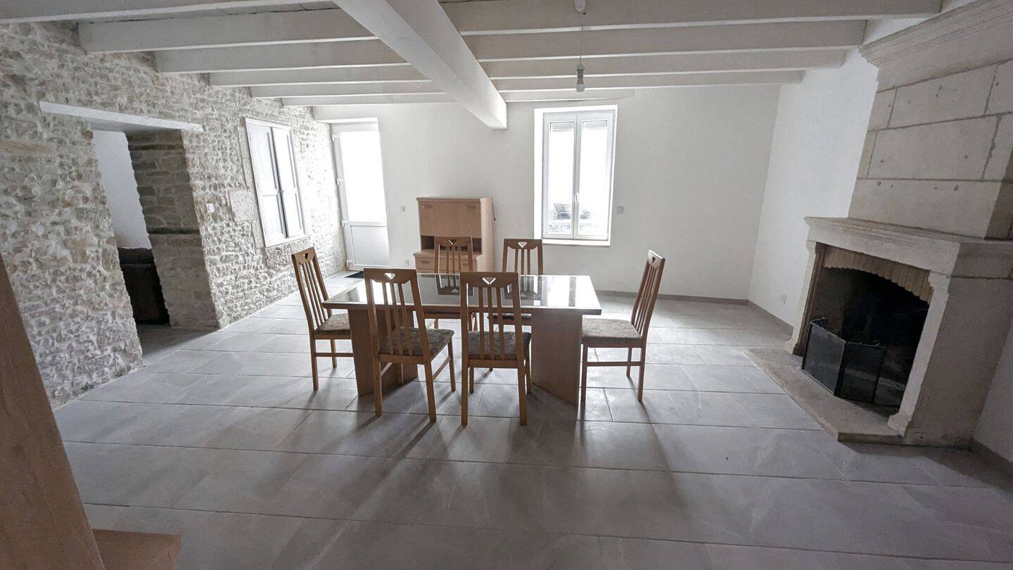 Maison 7 pièces 165 m² · à Saint-Hilaire-la-Palud · 165 m² · 177 000 €