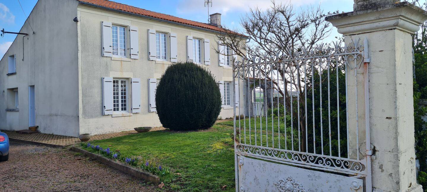 Maison 180 m² et nombreuses dépendances