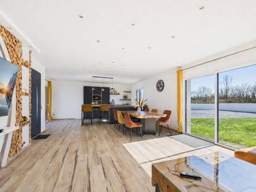 Maison de plain-pied à vendre 190 000 € 5 pièces 4 chambres 129 m² 1 141 m² de terrain Civray 86400