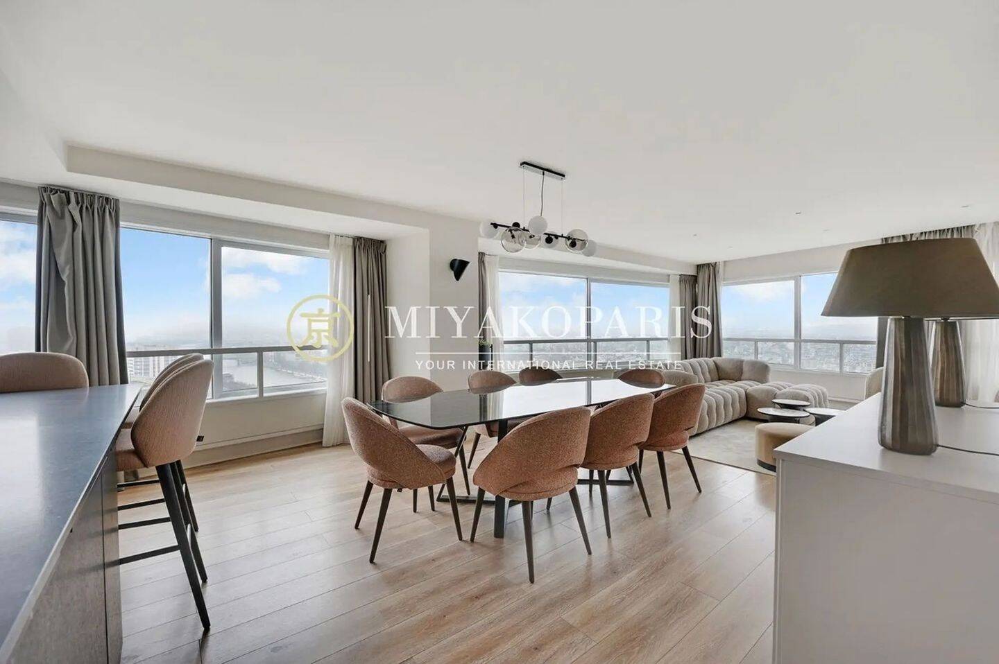 Appartement 5 pièces 167 m² · à Paris 15ème Arrondissement · 167 m² · 8 500 €
