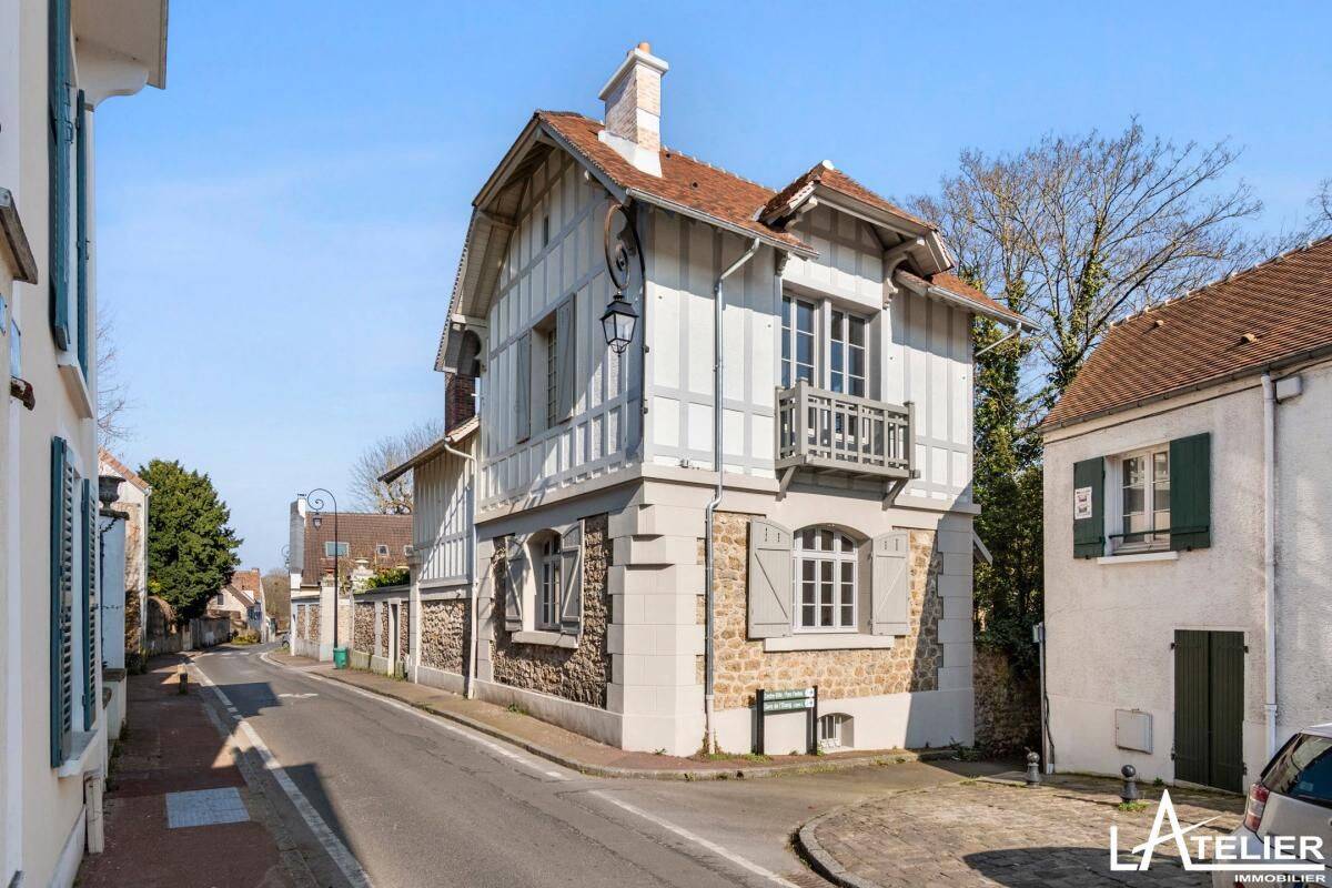 Maison 8 pièces 180 m² · à L'Étang-la-Ville · 179,9 m² · 3 550 €