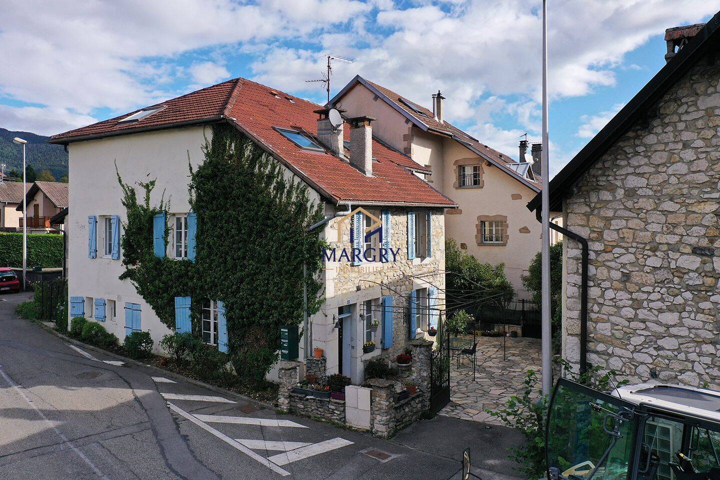 Maison 9 pièces 277 m² · à Cessy · 277 m² · 780 000 €