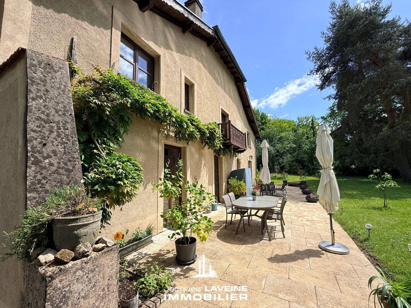Maison 9 pièces 306 m² · à Courcelles-Chaussy · 306 m² · 745 000 €