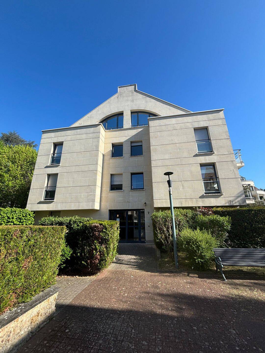 Appartement 3 pièces 71 m² · à Sceaux · 70,9 m² · 1 905 €