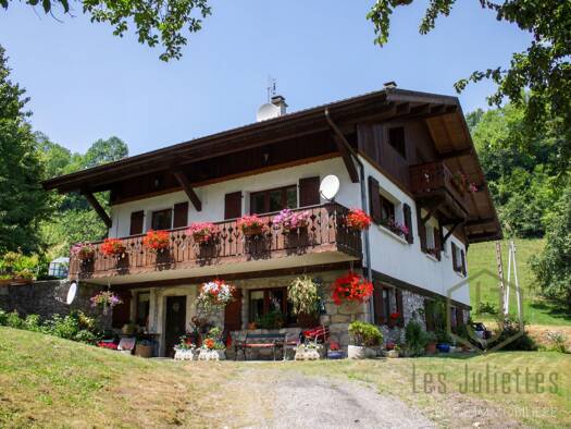 Chalet à vendre 685 000 € 11 pièces 8 chambres 247 m² 25 717 m² de terrain La Vernaz 74200