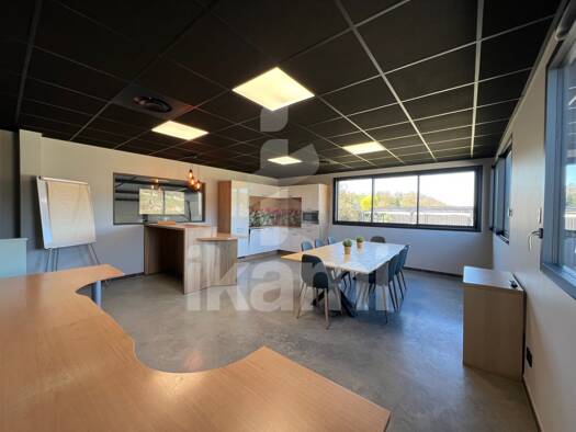 Local commercial à vendre - neuf 856 000 € 550 m² de surface de vente divisible La Tour-du-Pin 38110
