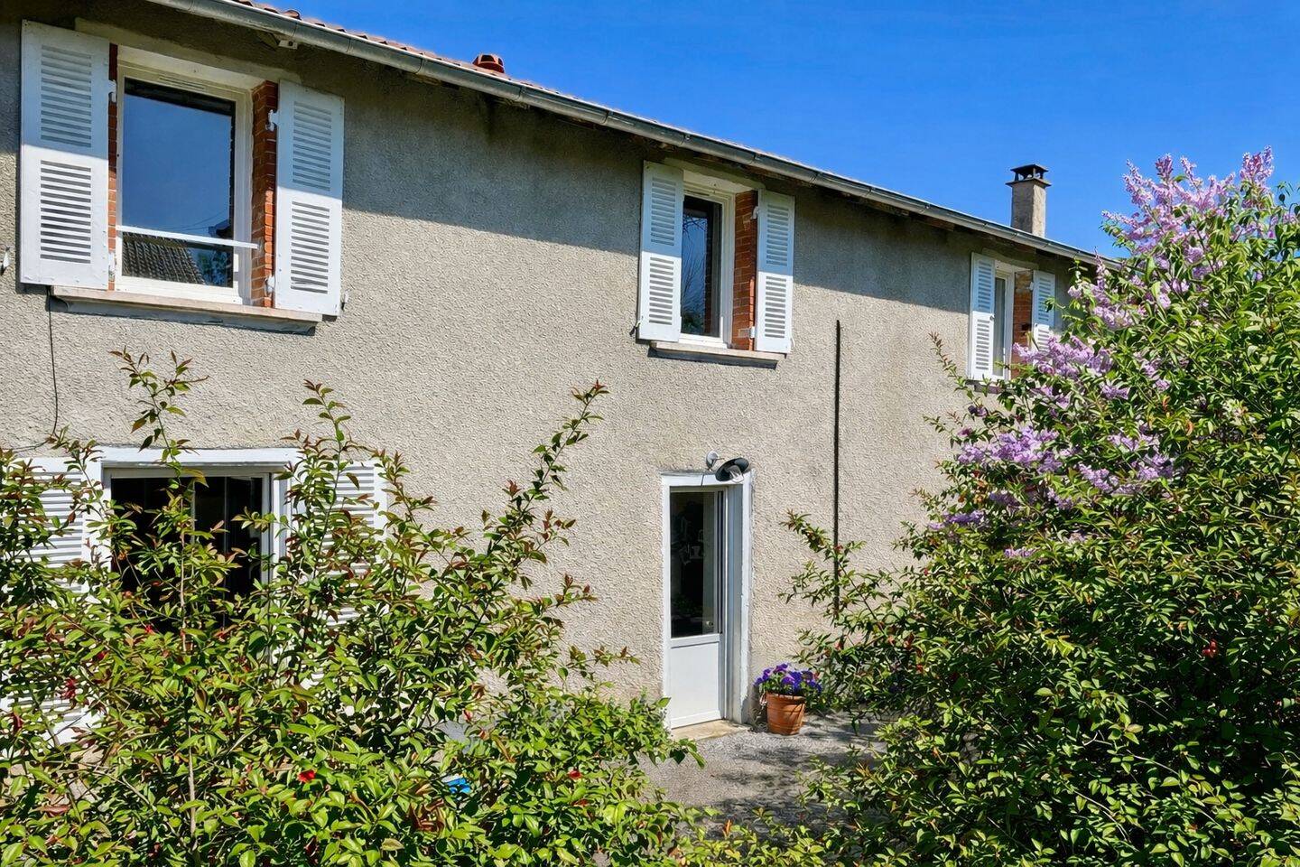 Maison 7 pièces 187 m² · à Nervieux · 187 m² · 240 000 €