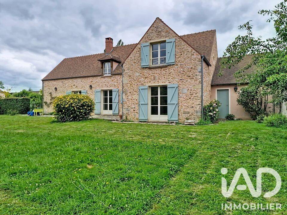 Maison 7 pièces 153 m² · à La Celle-les-Bordes · 153 m² · 2 150 €