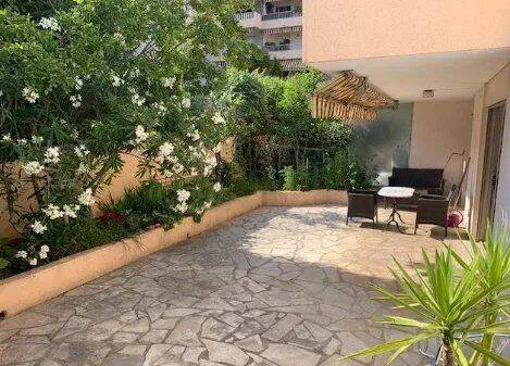 Appartement 3 pièces 100 m² · à Saint-Laurent-du-Var · 100 m² · 2 100 €/mois