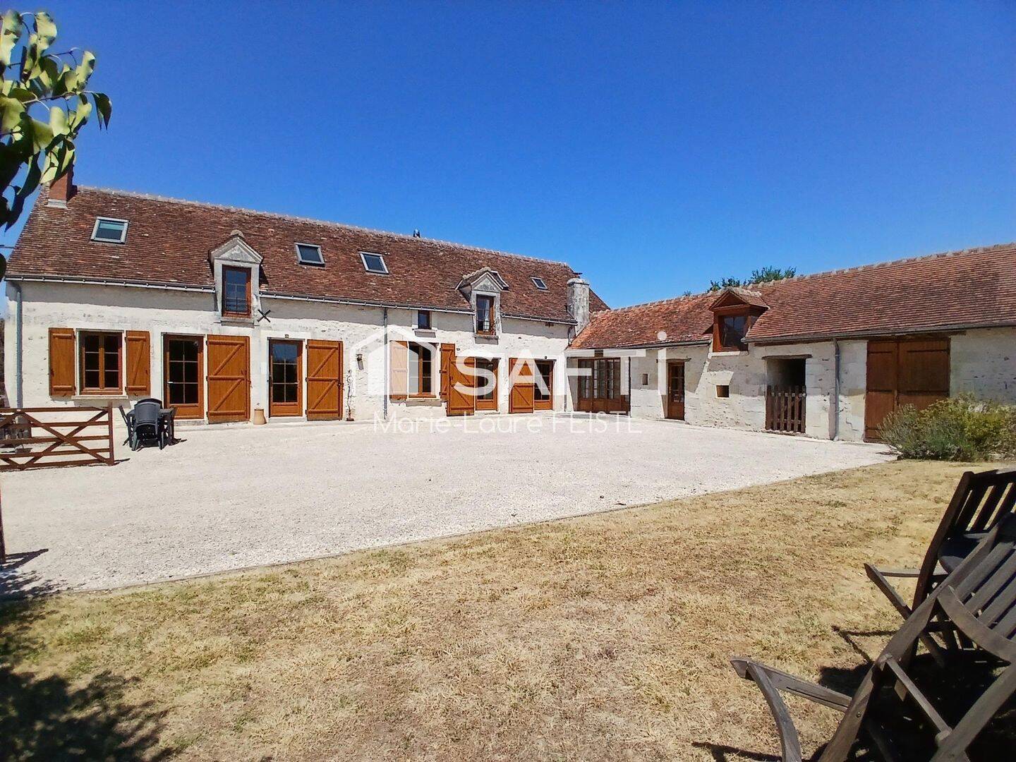 Maison 13 pièces 295 m² · à Charnizay · 295 m² · 300 000 €