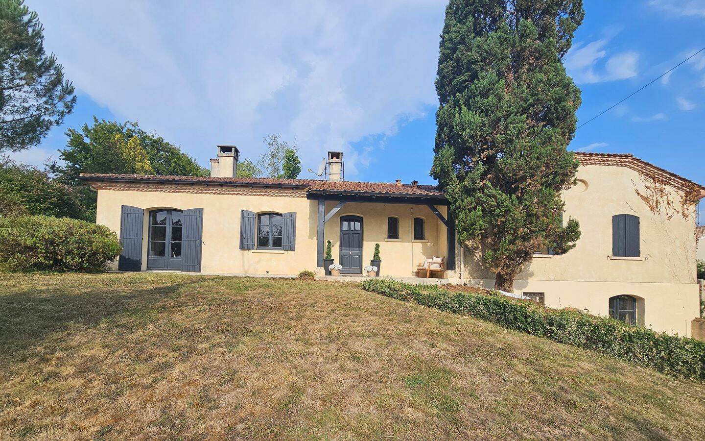 Maison 9 pièces 240 m² · à Aillas · 240 m² · 330 000 €