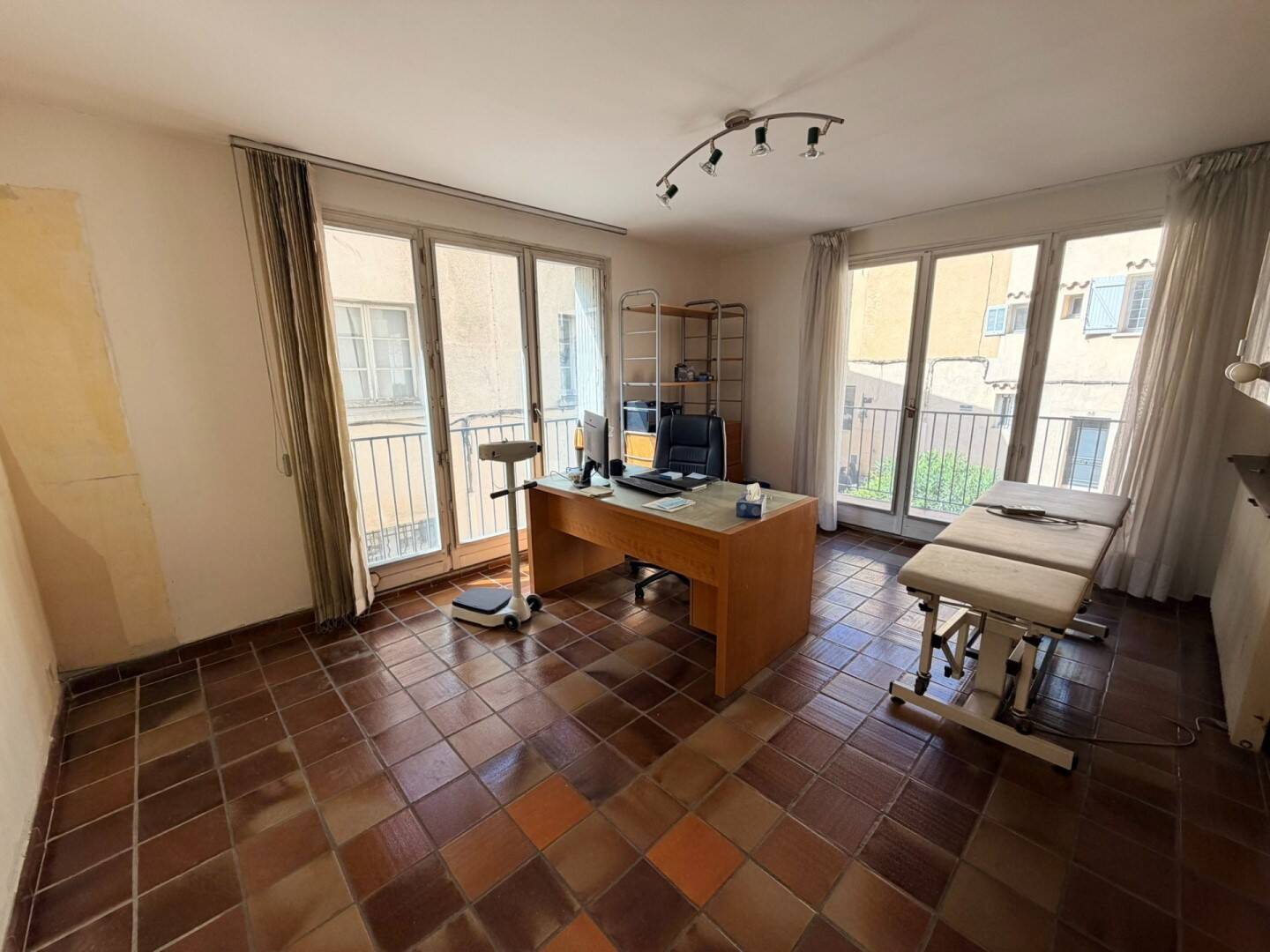 Maison centre ville - Au calme, jardin et garage - 13 330 PELISSANNE — 28