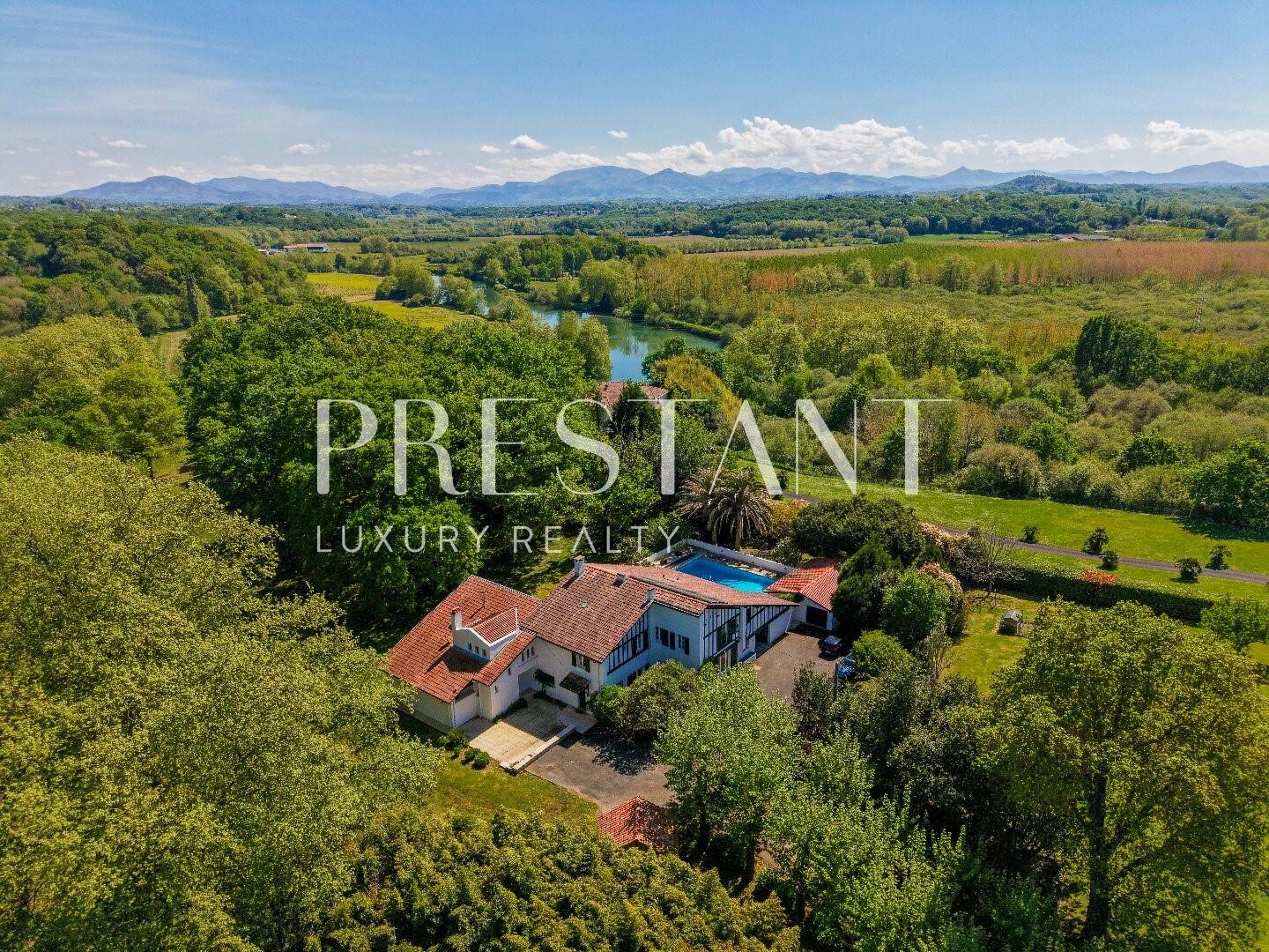 Maison 11 pièces 460 m² · à Bayonne · 460 m² · 1 880 000 €