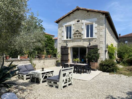 Maison à vendre 259 000 € 7 pièces 5 chambres 180 m² 1 100 m² de terrain Saint-Angeau 16230