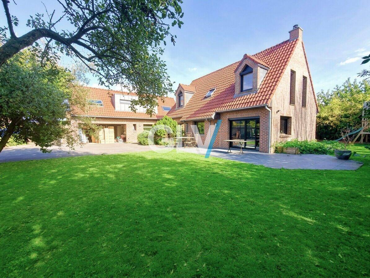 Maison 8 pièces 220 m² · à Lesquin · 220 m² · 699 000 €