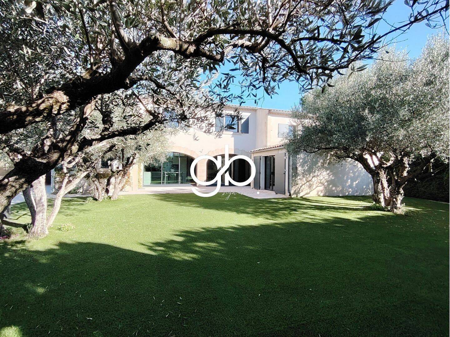 Maison 8 pièces 280 m² · à Saint-Maximin · 280 m² · 895 000 €
