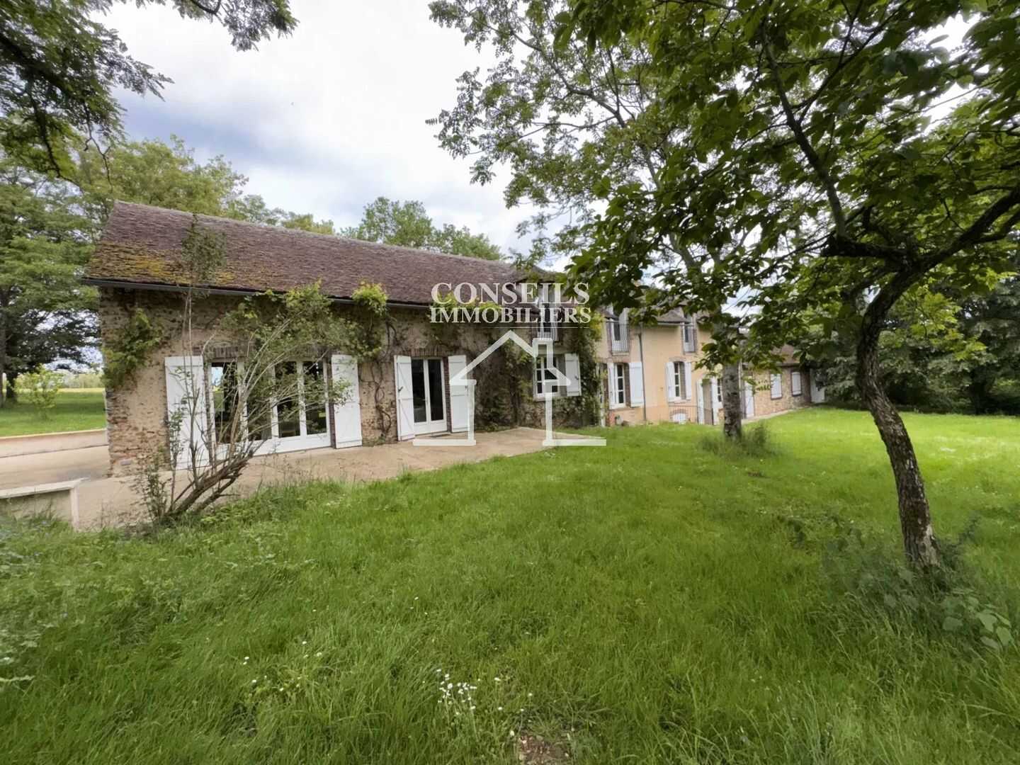 Maison 8 pièces 231 m² · à Saint-Julien-du-Sault · 231 m² · 325 000 €