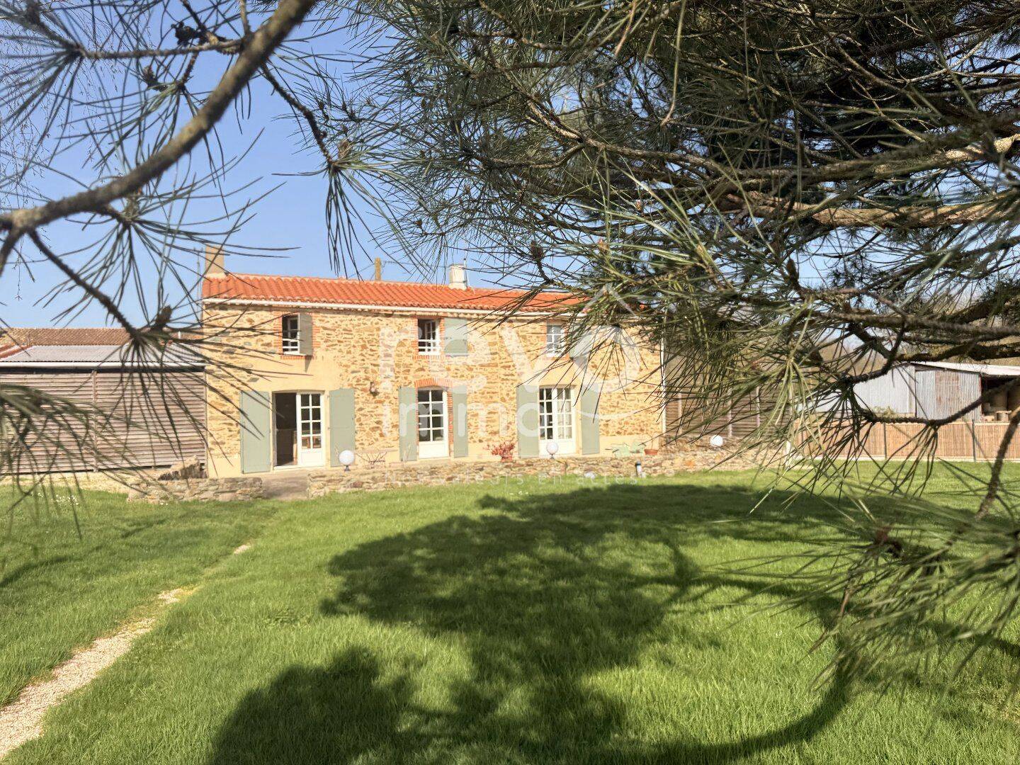 Maison 8 pièces 141 m² · à Les Brouzils · 141 m² · 332 800 €