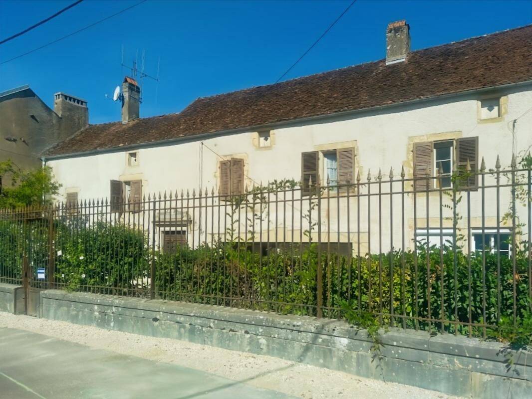 Maison 13 pièces 279 m² · à Fayl-Billot · 279 m² · 76 000 €