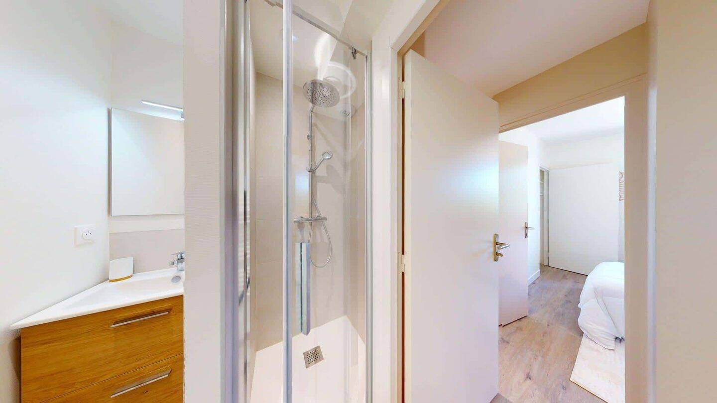 Room in Carré de Saxe, Rennes for 84 m² with 5 bedrooms - Coloca — 17