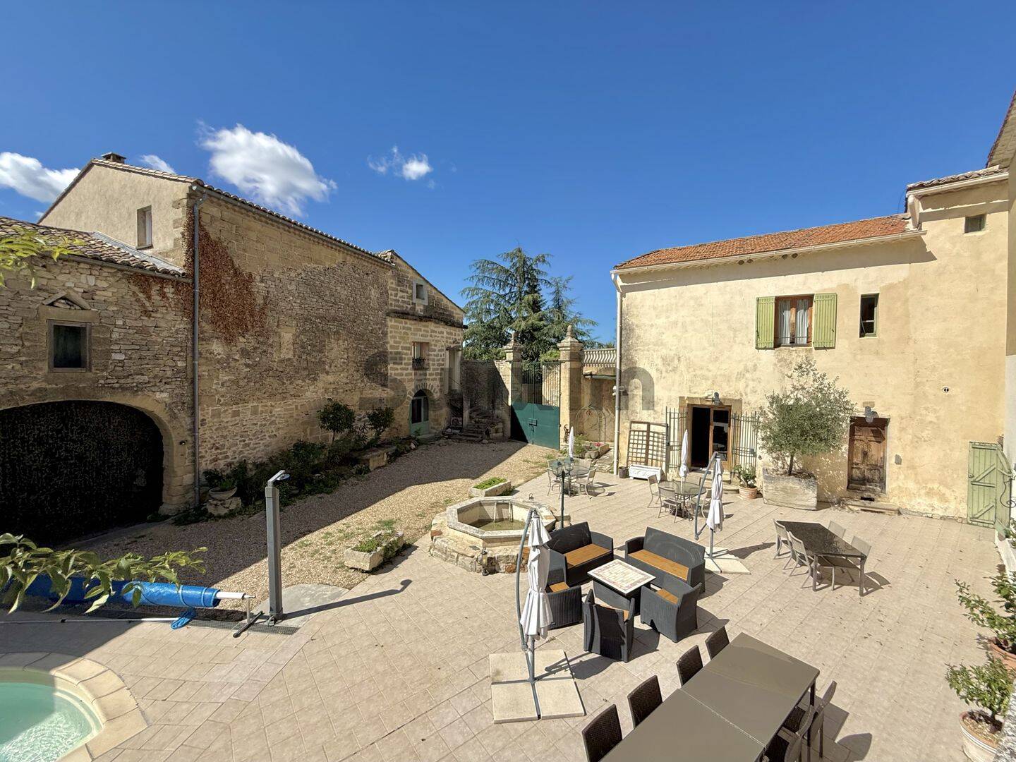 Maison 17 pièces 510 m² · à Uzès · 510 m² · 885 000 €