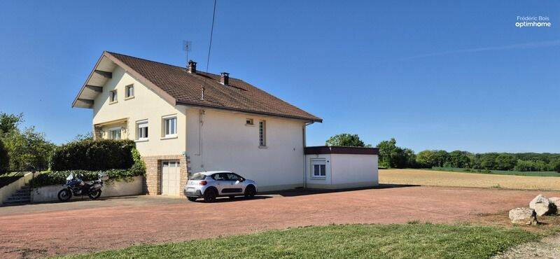 Maison 9 pièces 221 m² · à Montrevel-en-Bresse · 221 m² · 298 000 €