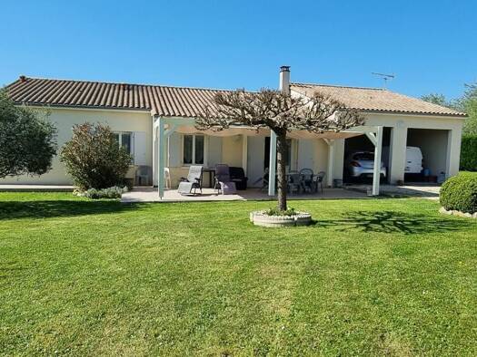 Maison de plain-pied à vendre 278 250 € 6 pièces 4 chambres 135 m² 2 000 m² de terrain Jonzac 17500