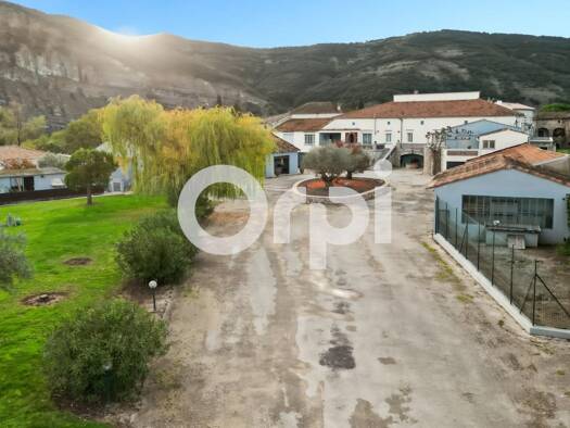 Maison à vendre 885 500 € 7 pièces 6 chambres 554 m² 4 725 m² de terrain Vallon-Pont-d'Arc 07150