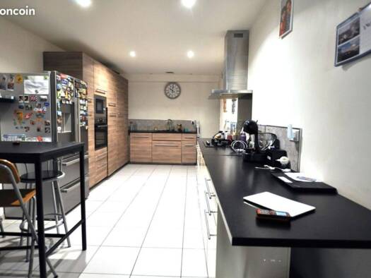 Maison à louer 400 € 8 pièces 6 chambres 220 m² disponible dès maintenant Langoiran 33550