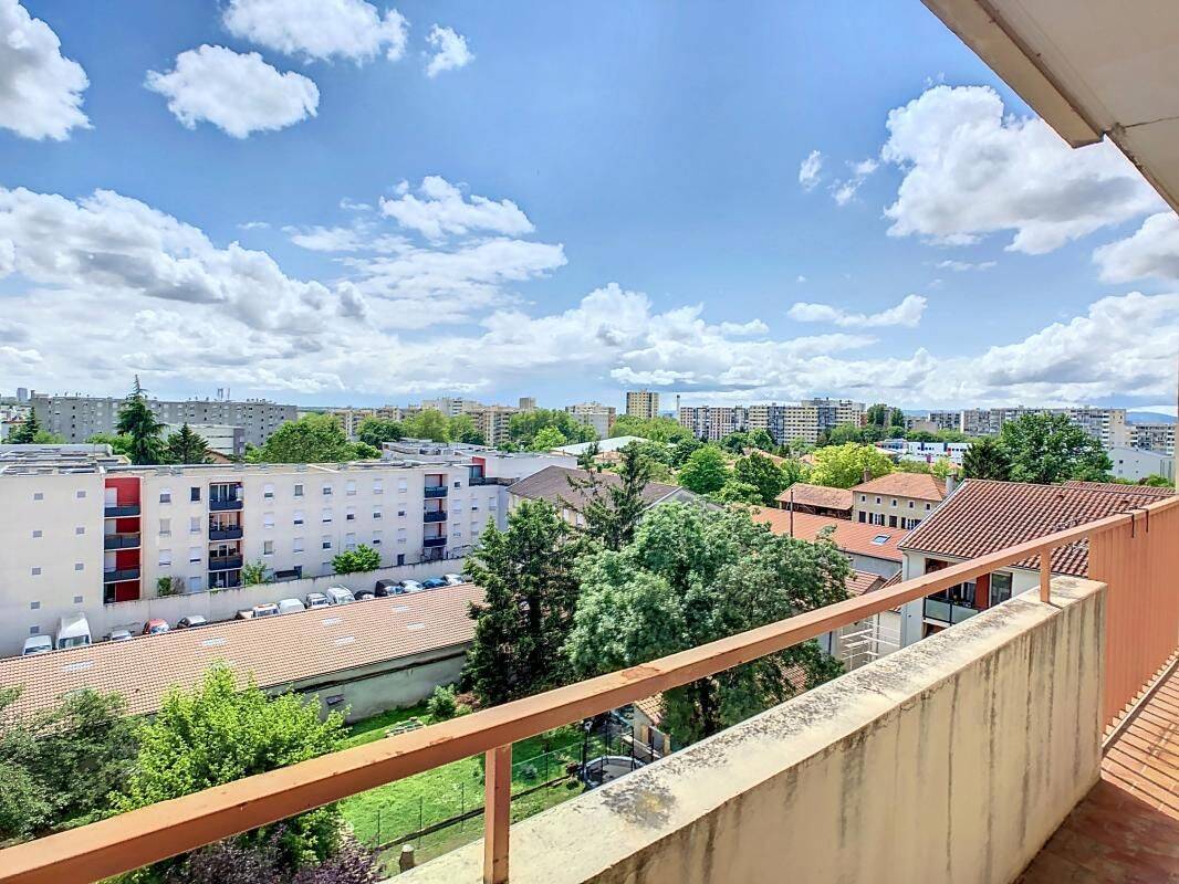Appartement 4 pièces 71 m² · à Vaulx-en-Velin · 71 m² · 1 050 €
