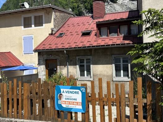 Immeuble à vendre 364 000 € 210 m² Haut et Dessus Hauts de Bienne 39400