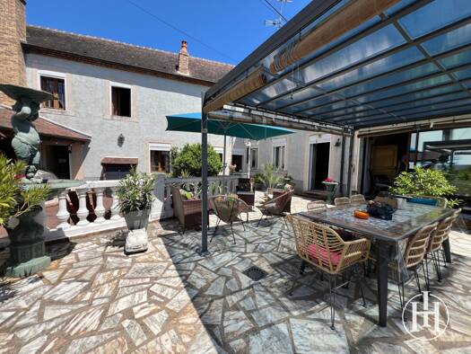 Maison à vendre 192 000 € 6 pièces 3 chambres 222 m² 392 m² de terrain Ainay-le-Château 03360