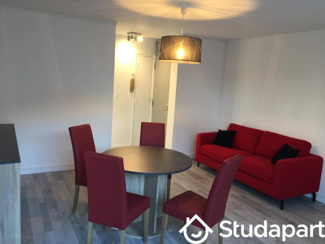 1 pièce 10 m² · à Bron · 10 m² · 540 €