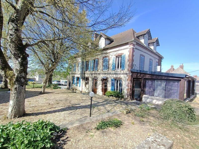 Maison 13 pièces 370 m² · à Villevallier · 370 m² · 160 000 €