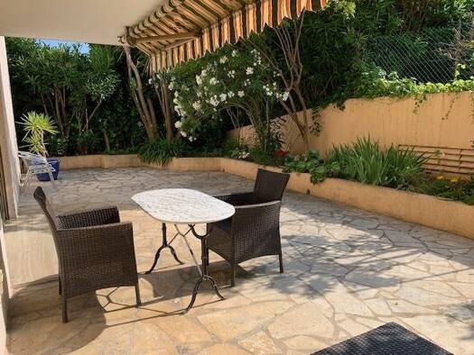 Appartement à louer 2 050 € 3 pièces 2 chambres 100 m² RDC Saint-Laurent-du-Var 06700