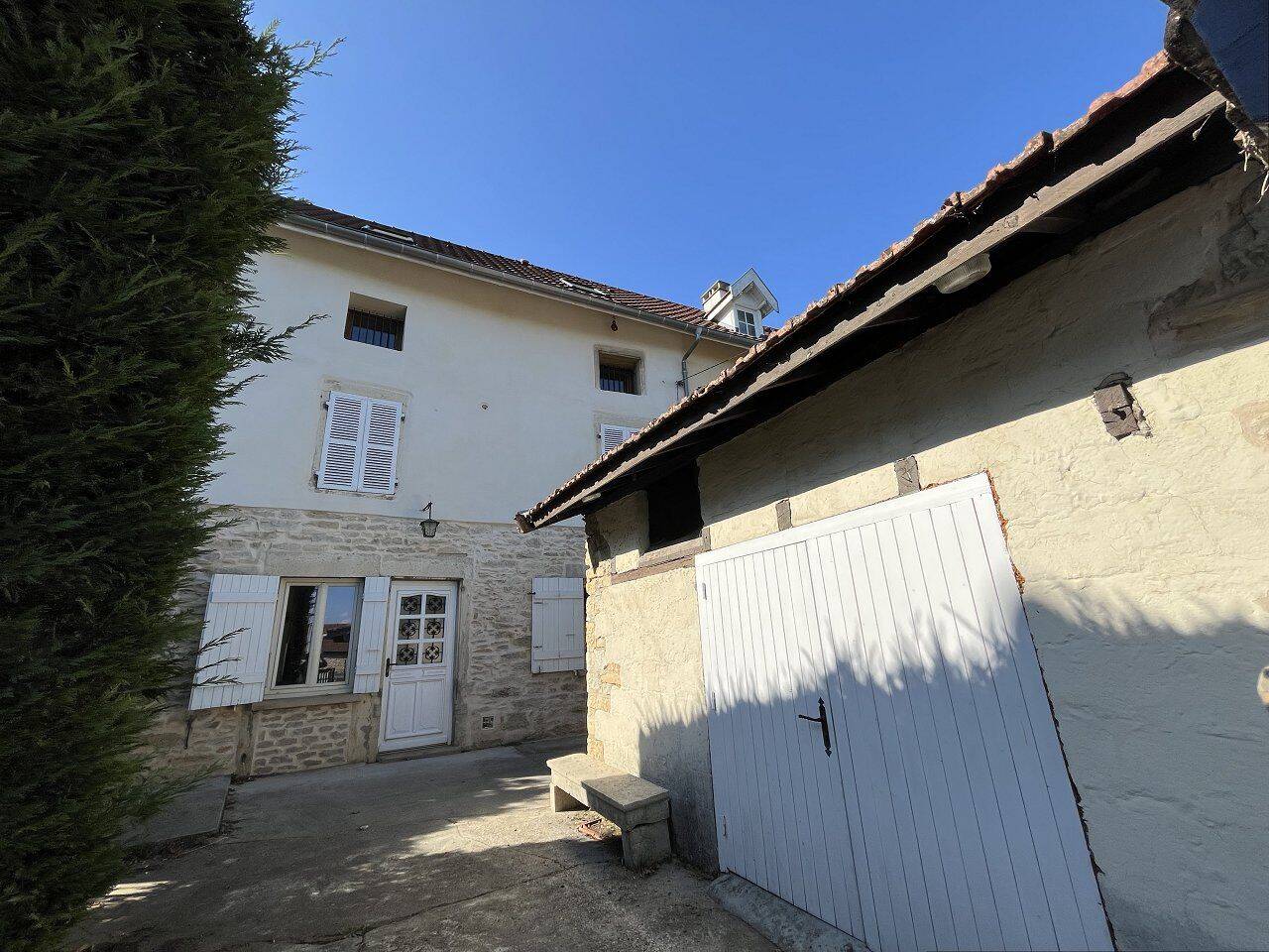 Maison 5 pièces 114 m² · à Trept · 114 m² · 990 €/mois