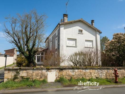 Maison de ville à vendre 156 000 € 4 pièces 3 chambres 96 m² 1 572 m² de terrain Magné 79460