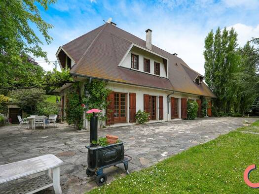 Maison à vendre 399 000 € 8 pièces 6 chambres 244 m² 2 640 m² de terrain Le Bourg Romagnat 63540