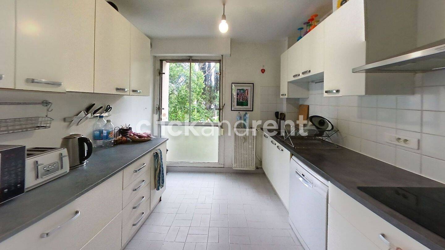 Chambre spacieuse avec TV — 7
