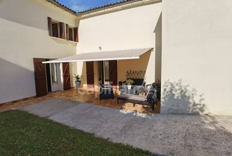 Maison 9 pièces 208 m² · à Saint-Laurent-d'Arce · 208 m² · 299 000 €