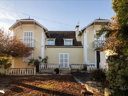 Maison à vendre 233 200 € 13 pièces 7 chambres 229 m² 7 700 m² de terrain Casteide-Candau 64370