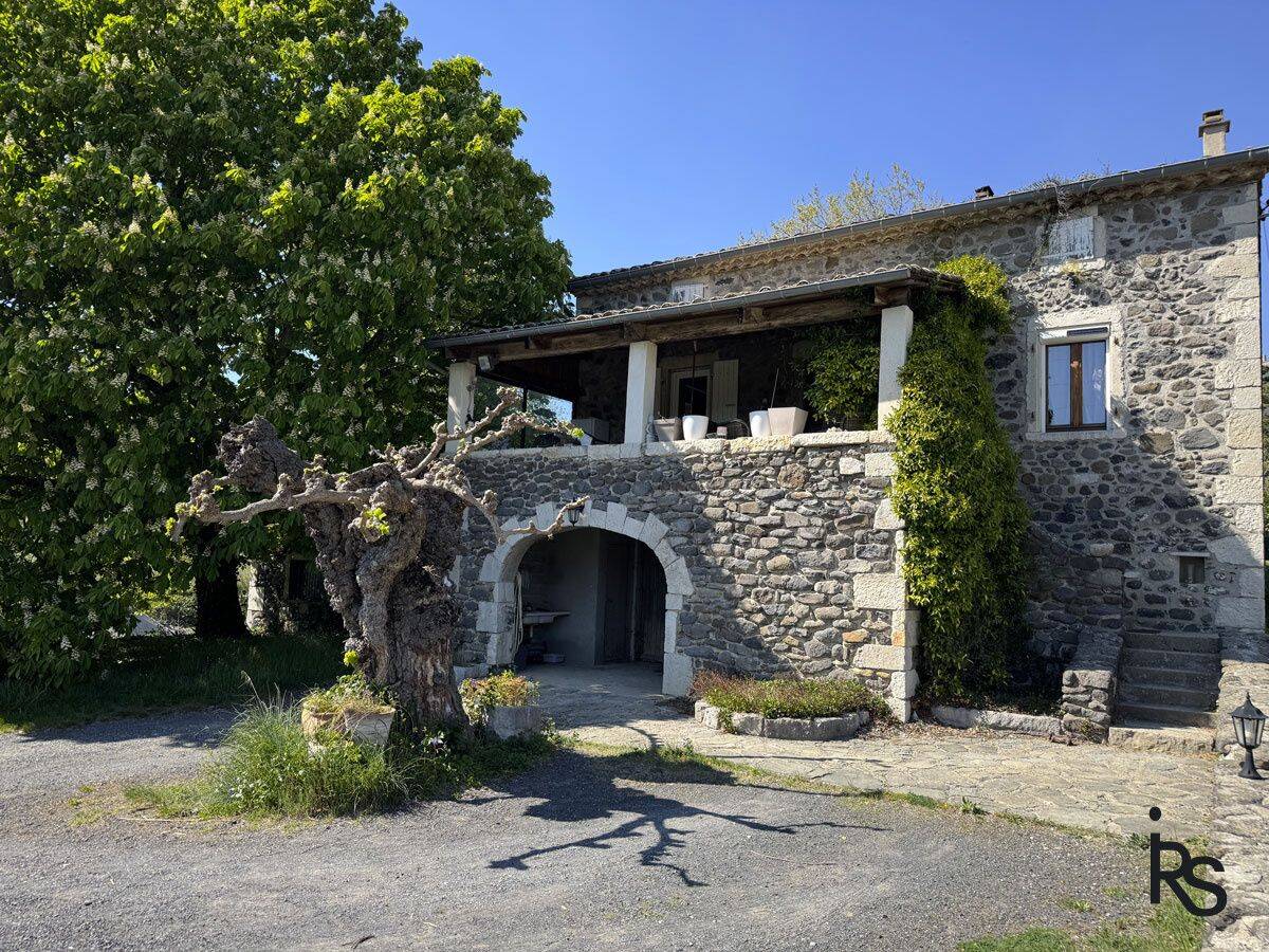 Maison en pierre confortable de 130 m2 habitables sur un terrain