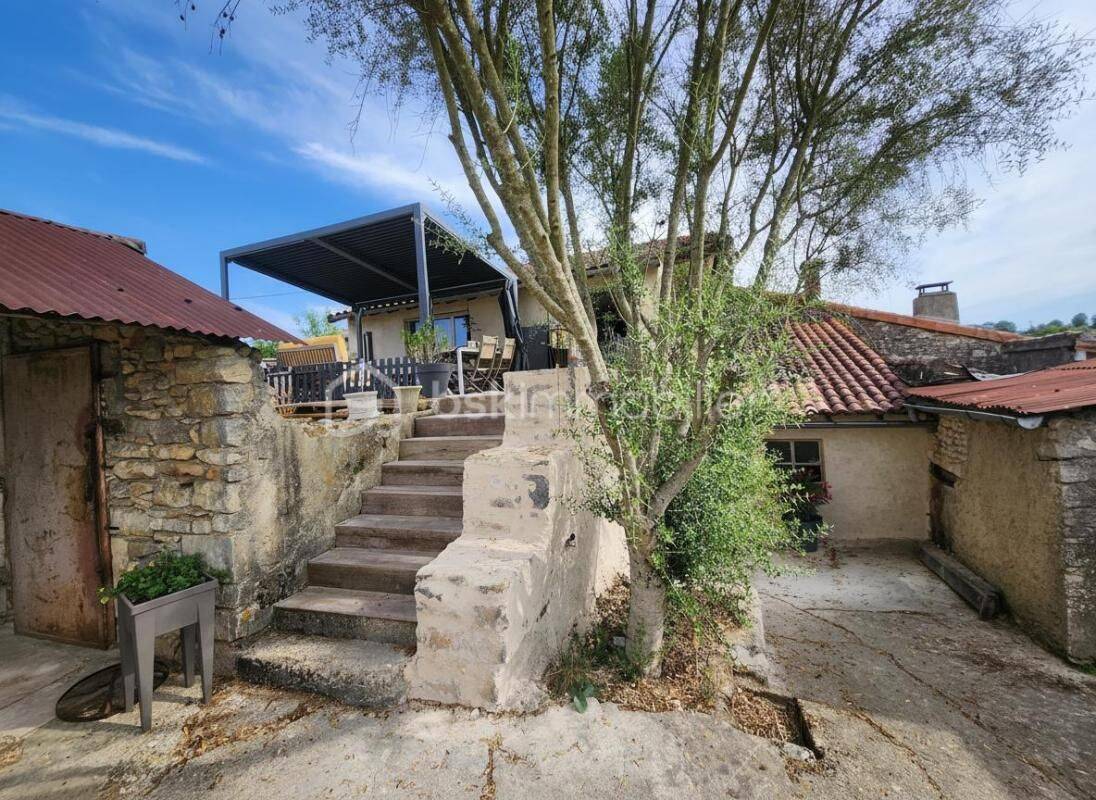 Maison 6 pièces 136 m² · à Curzay-sur-Vonne · 136 m² · 118 000 €