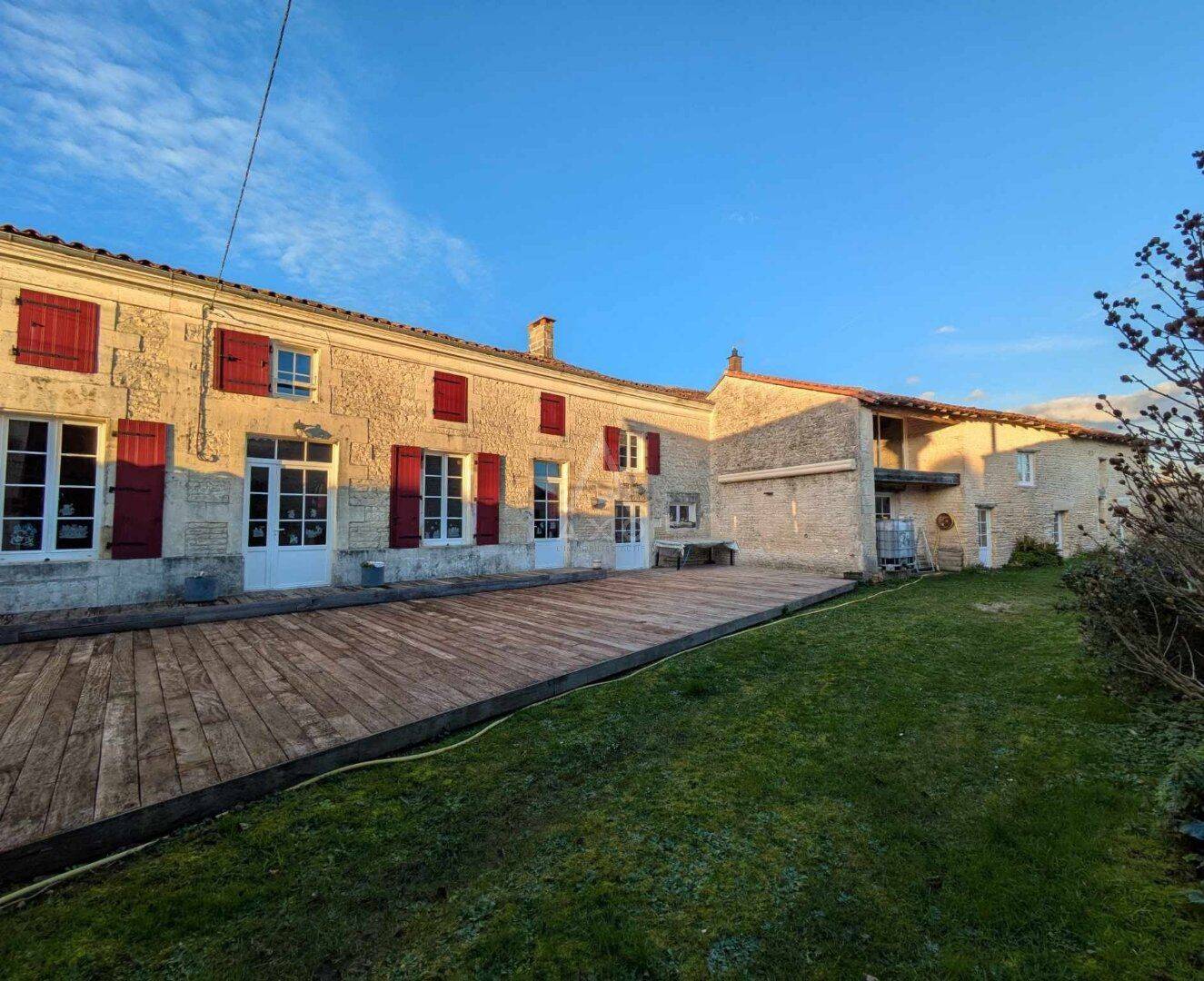 Maison 7 pièces 285 m² · à Matha · 285 m² · 312 000 €